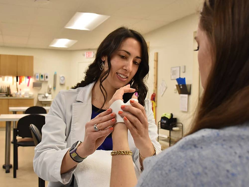 Beacon Orthopedics doctor setting a splint for a hand injury in urgent care