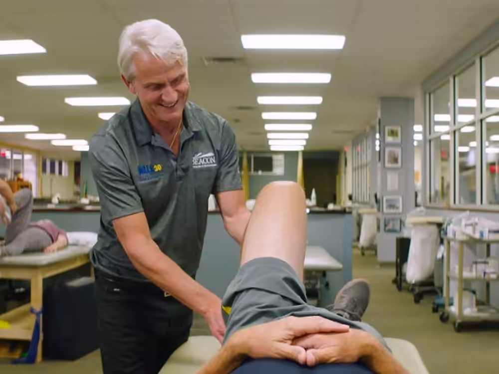 joint-replacement Beacon Orthopedics doctor performing a joint pain analysis with patient